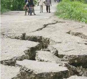 Earthquake in Peru causes cracks in the ground