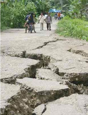 Earthquake in Peru causes cracks in the ground