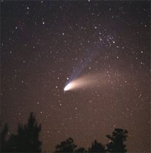 A comet shining in the night sky